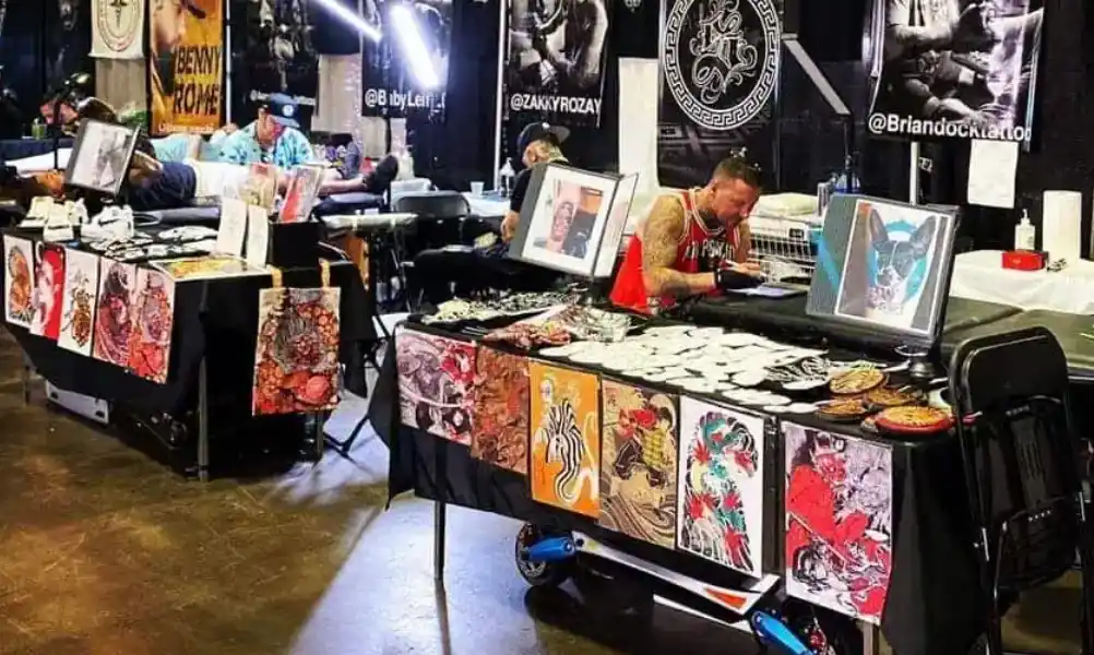 Stand d'exposition de tatouage avec portfolio, kit d'hygiène et affichage interactif pour les artistes et les marques